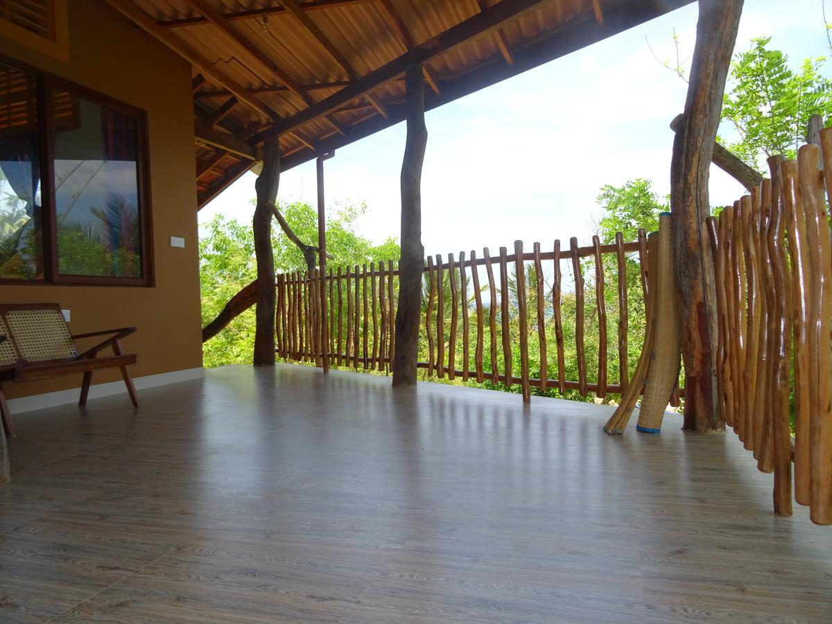 Light House Beach Hut Komari 外观 照片